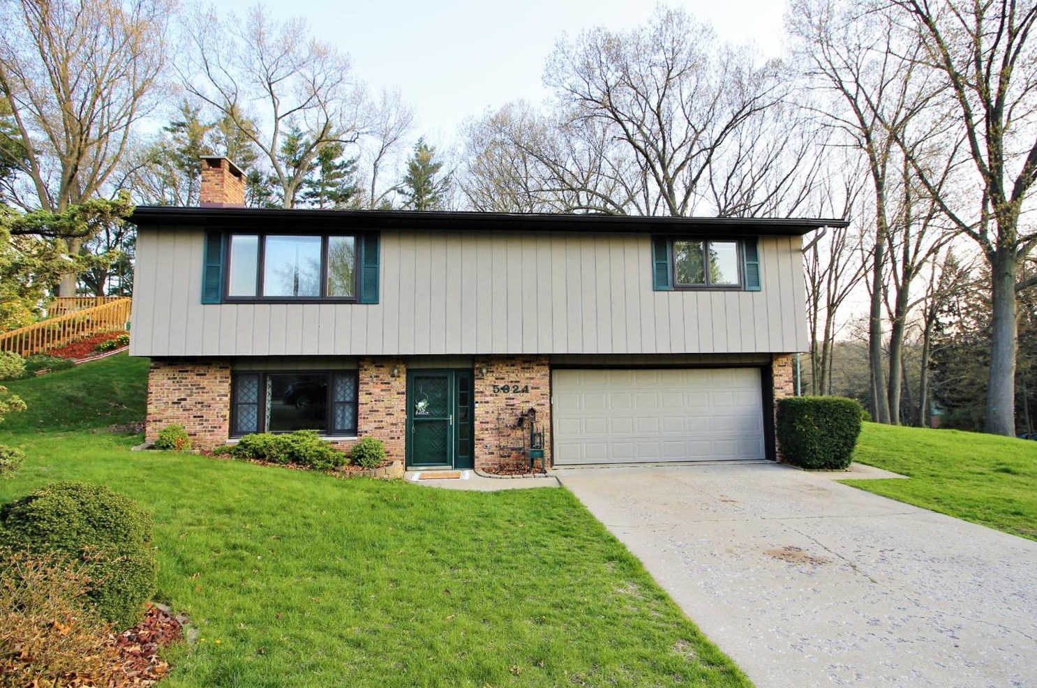 5624 Skyline Dr, La Porte, IN 46350-8454