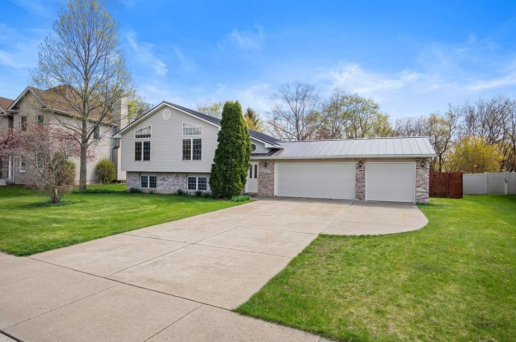 7233 Dove Dr, Schererville, IN 46375-3425