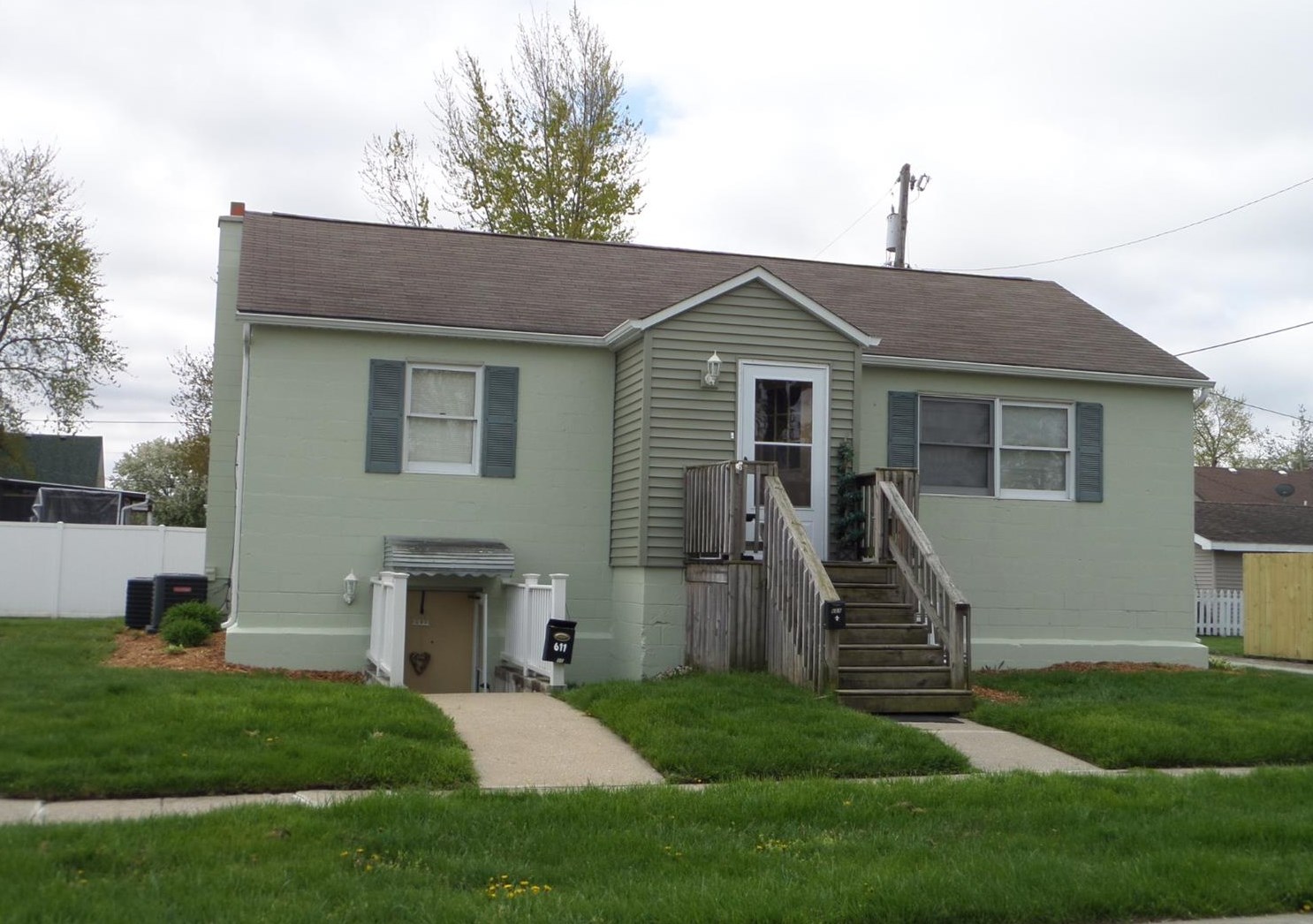 609 E Dahlgren St, Crown Point, IN 46307
