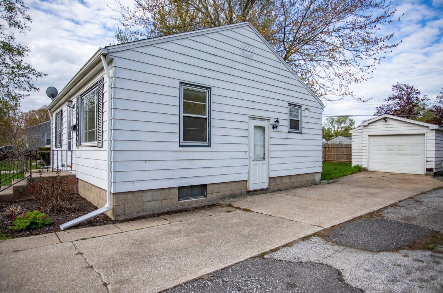 2933 Hollywood Ave, Michigan City, IN 46360-6323