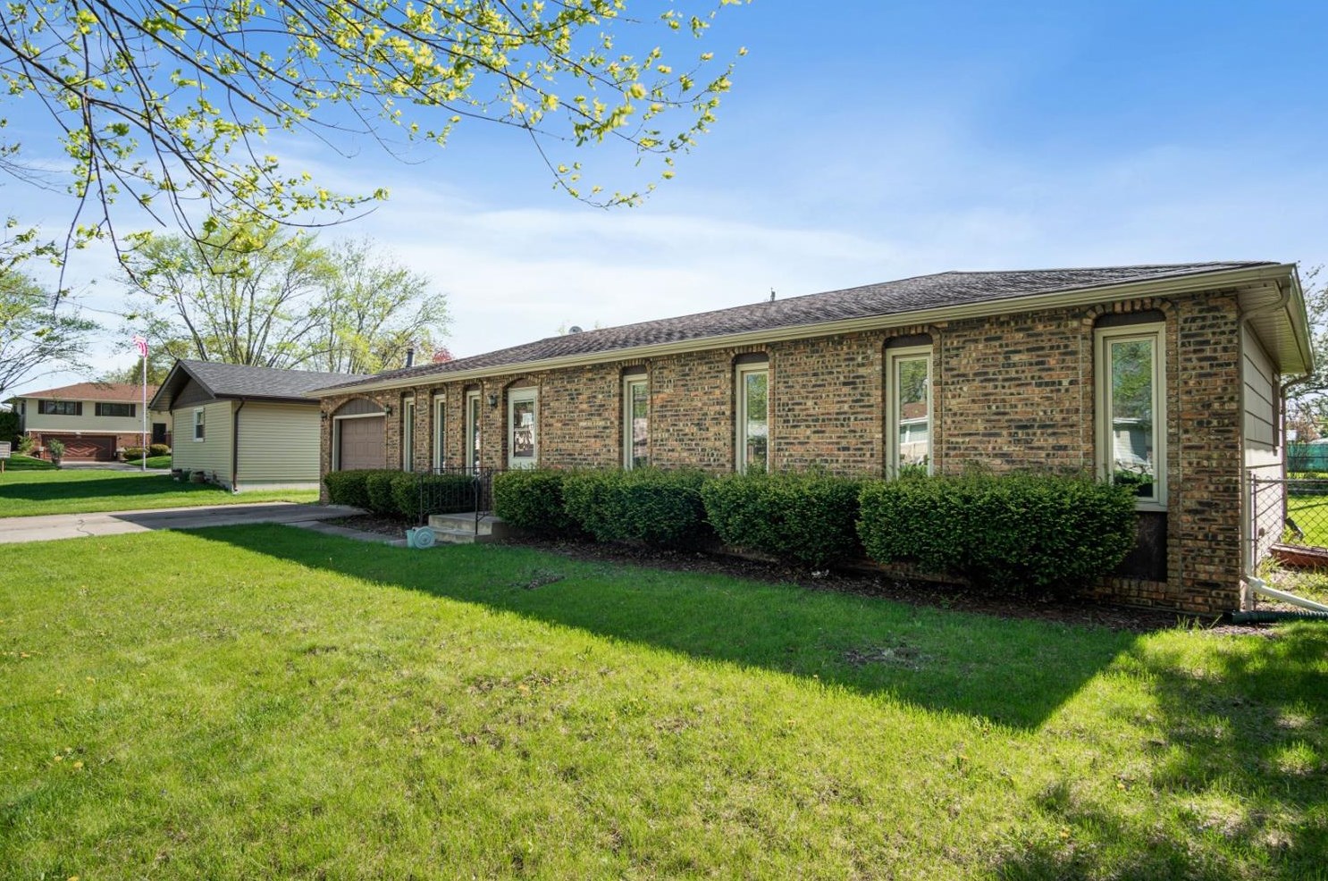 9537 Arthur St, Crown Point, IN 46307