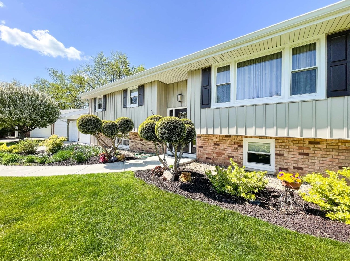 323 Hemlock Ln, Crown Point, IN 46307