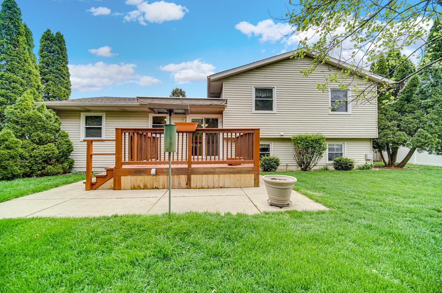 330 Persimmon Dr, Schererville, IN 46375-1162