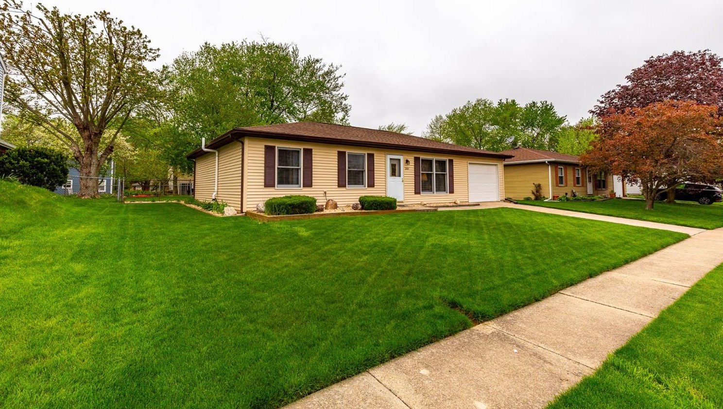 2207 Hollandale Dr, Valpo, IN 46383