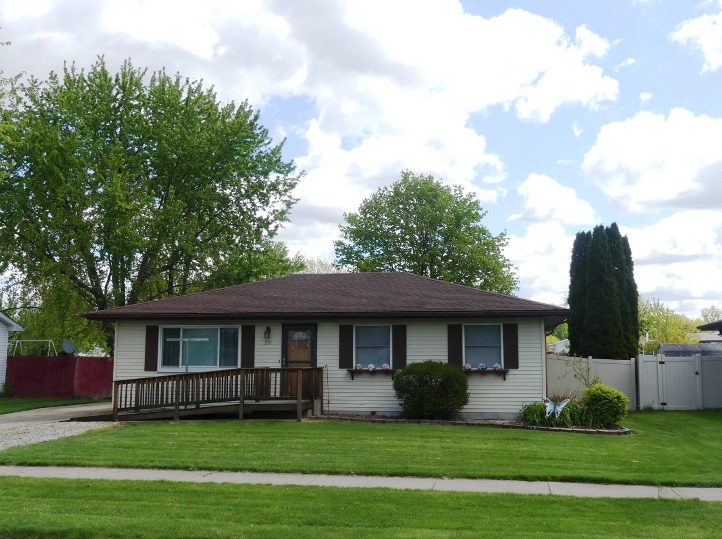 213 Locust S Ave, Hebron, IN 46341