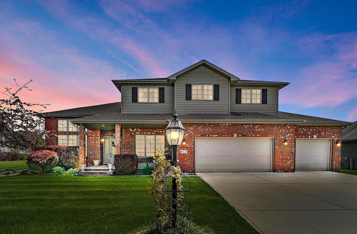 9221 Drake Dr, Dyer, IN 46373