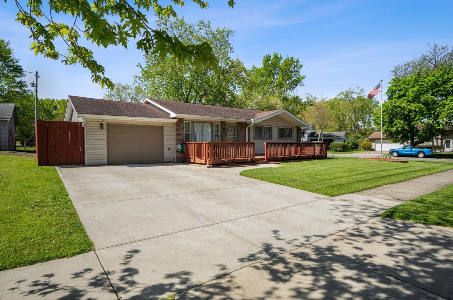 939 S Chase Dr, Crown Point, IN 46307