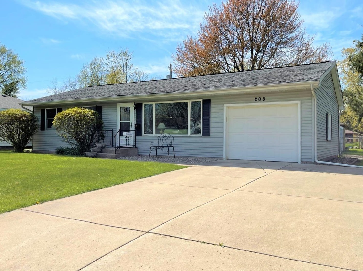 208 Linden Dr, La Porte, IN 46350-6128