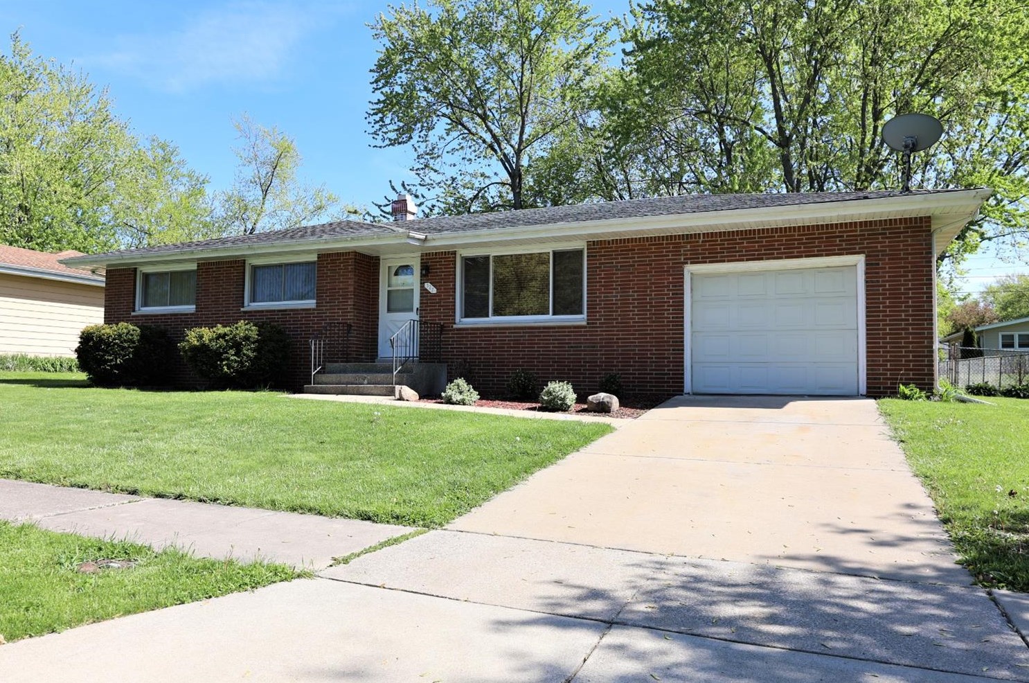 327 Bluebird Ave, Crown Point, IN 46307