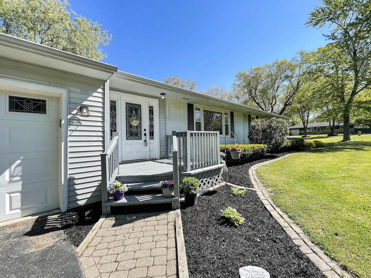 1217 Hilltop Ct, North Hayden, IN 46356-2408