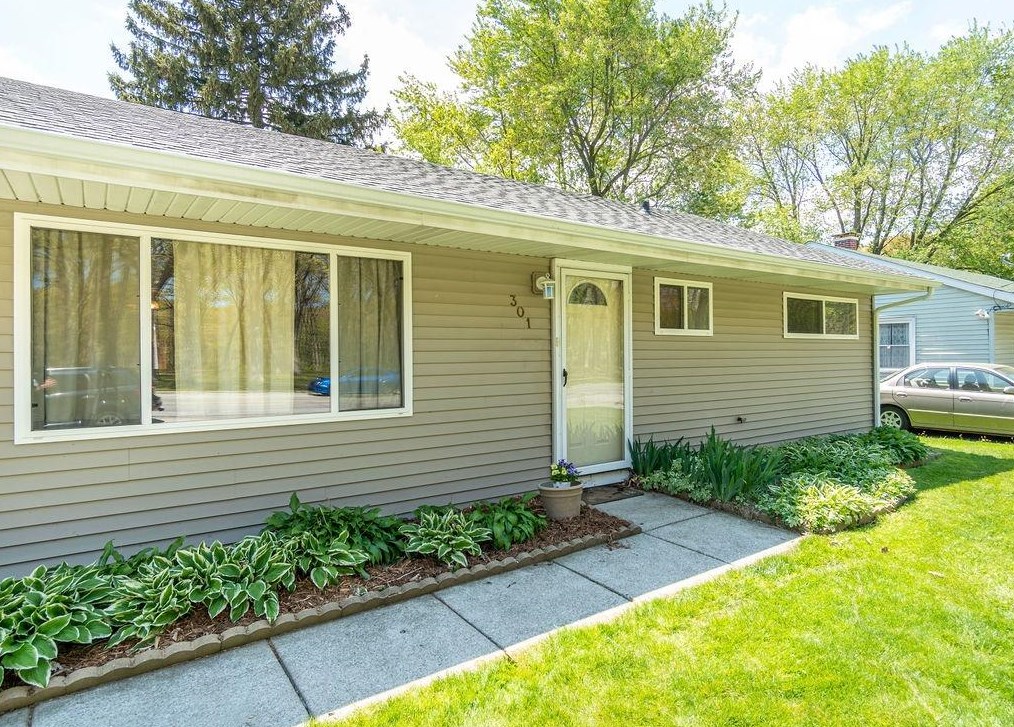 301 W 8th St, Hobart, IN 46342
