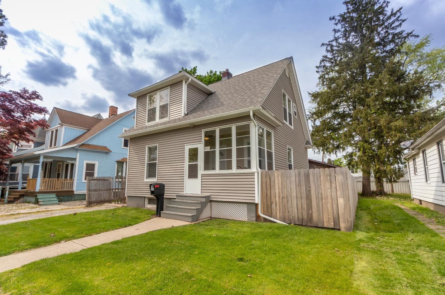 321 Maple Ave, La Porte, IN 46350-4006