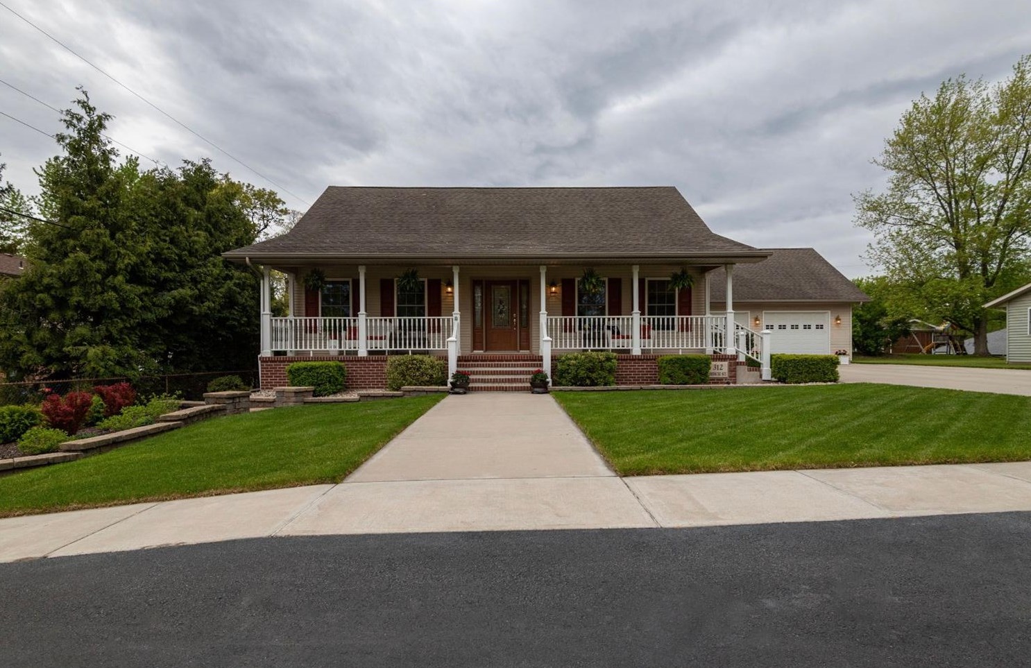 312 Birch St, Demotte, IN 46310-9564