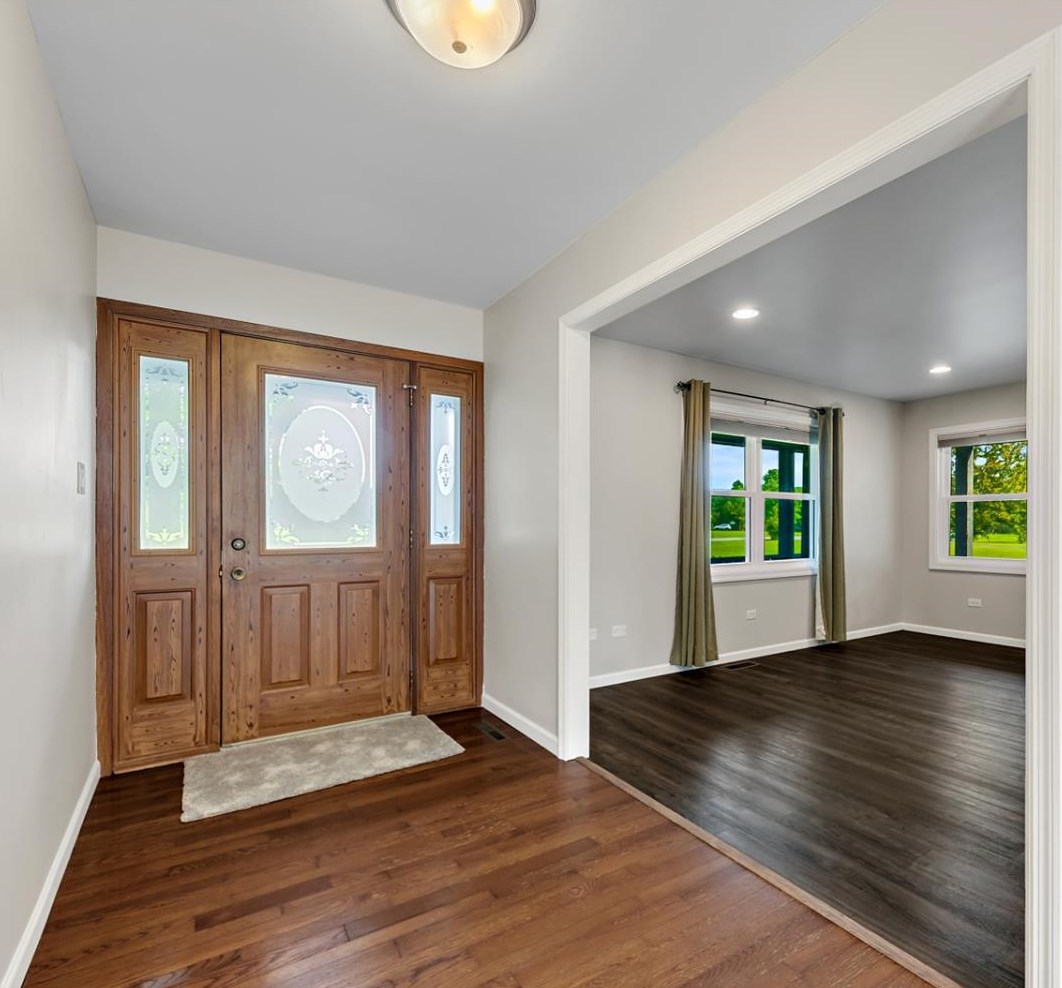11589 Lakewood St, Crown Point, IN 46307