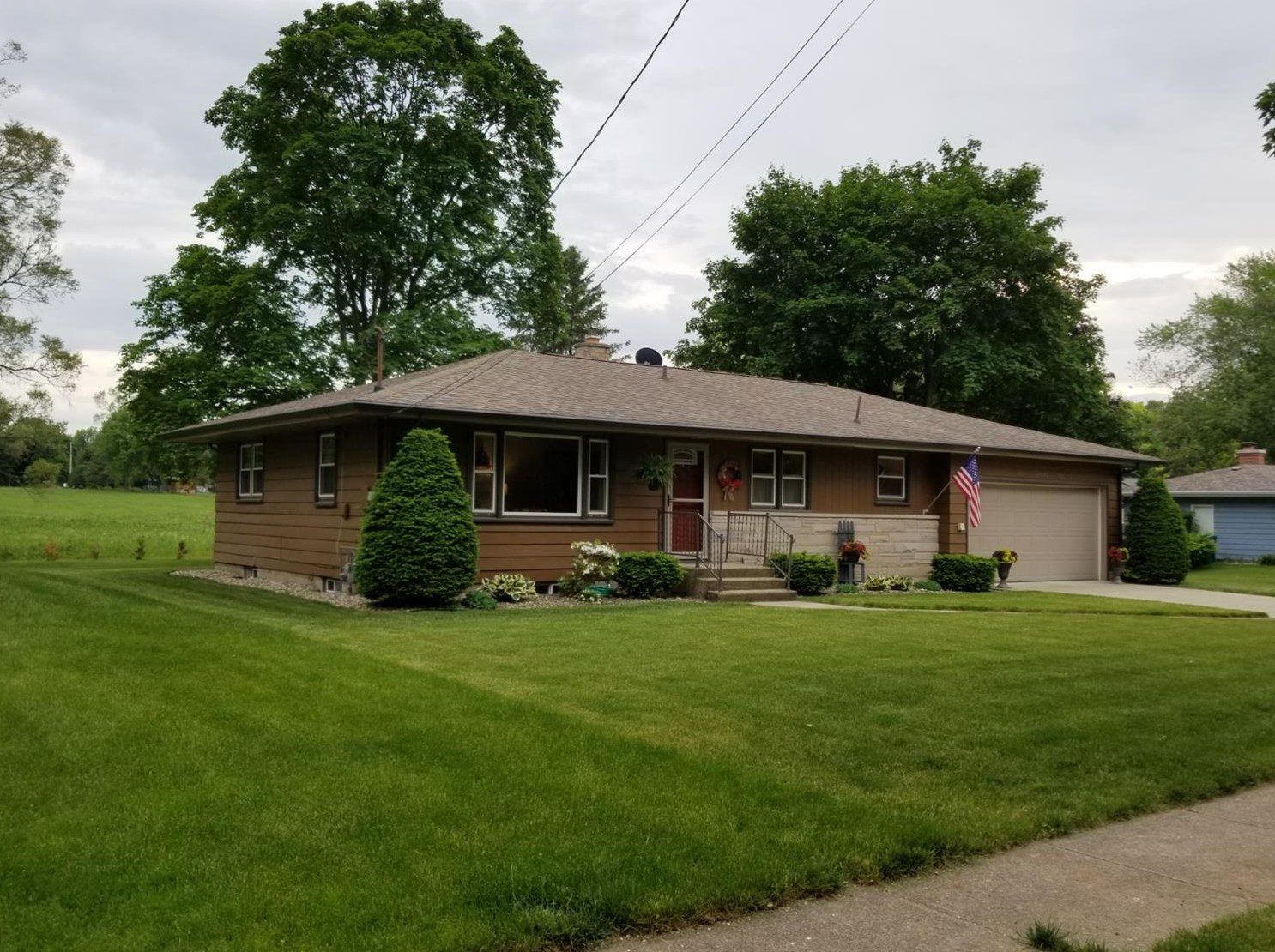 426 Southmoor Rd, La Porte, IN 46350-6056