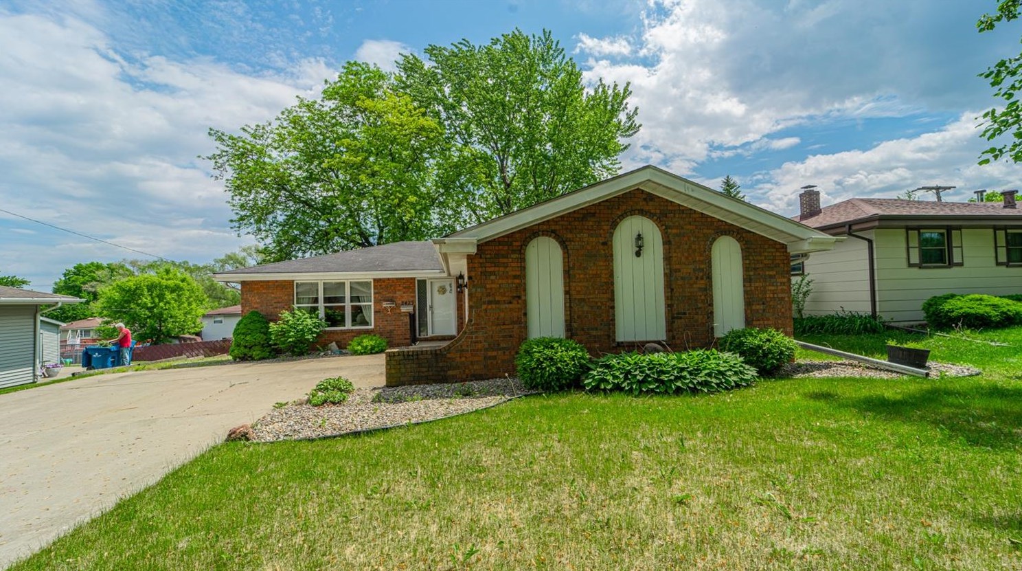 2423 Andrew Dr, Dyer, IN 46311