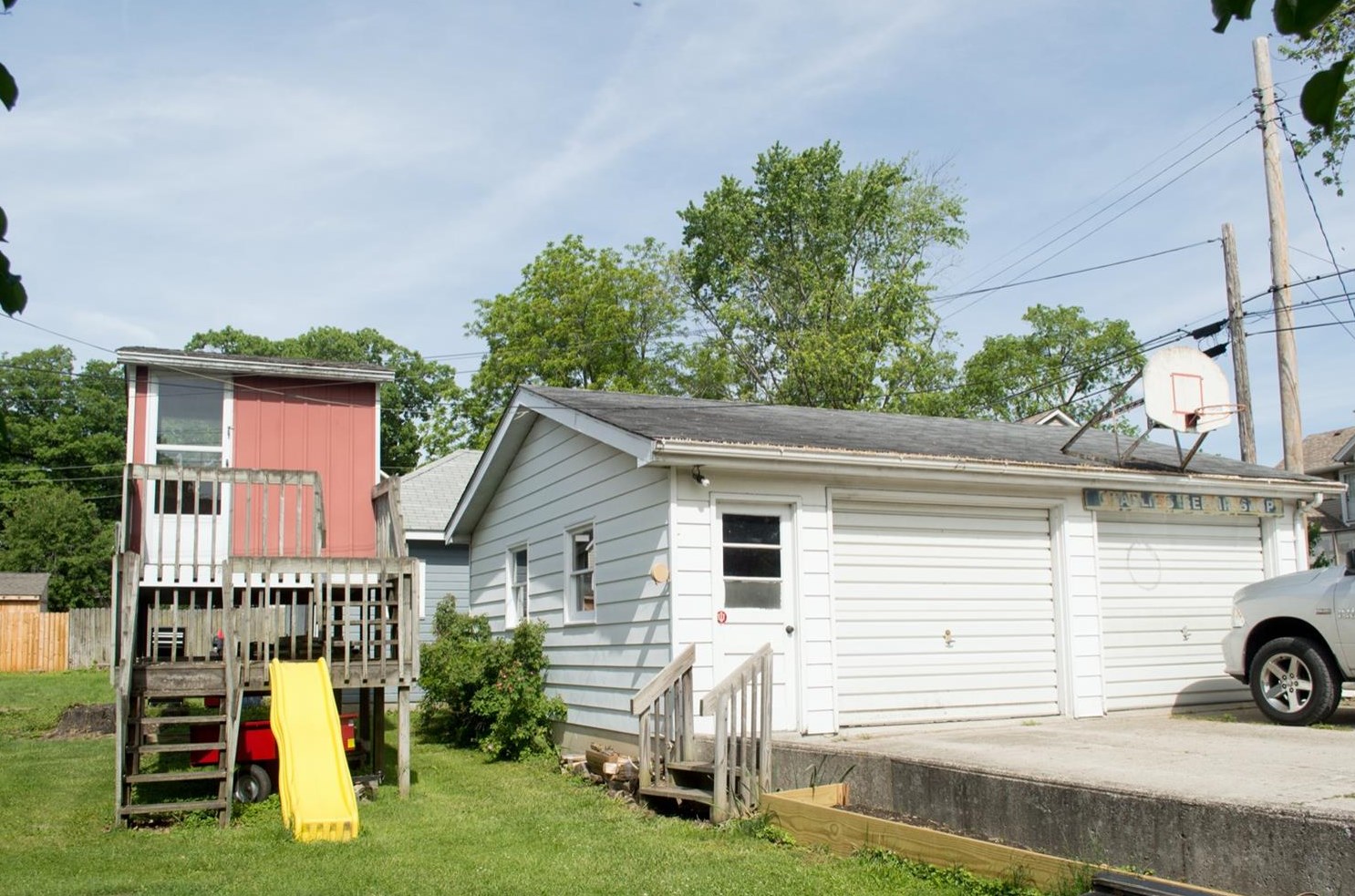 105 W South St, Hebron, IN 46341