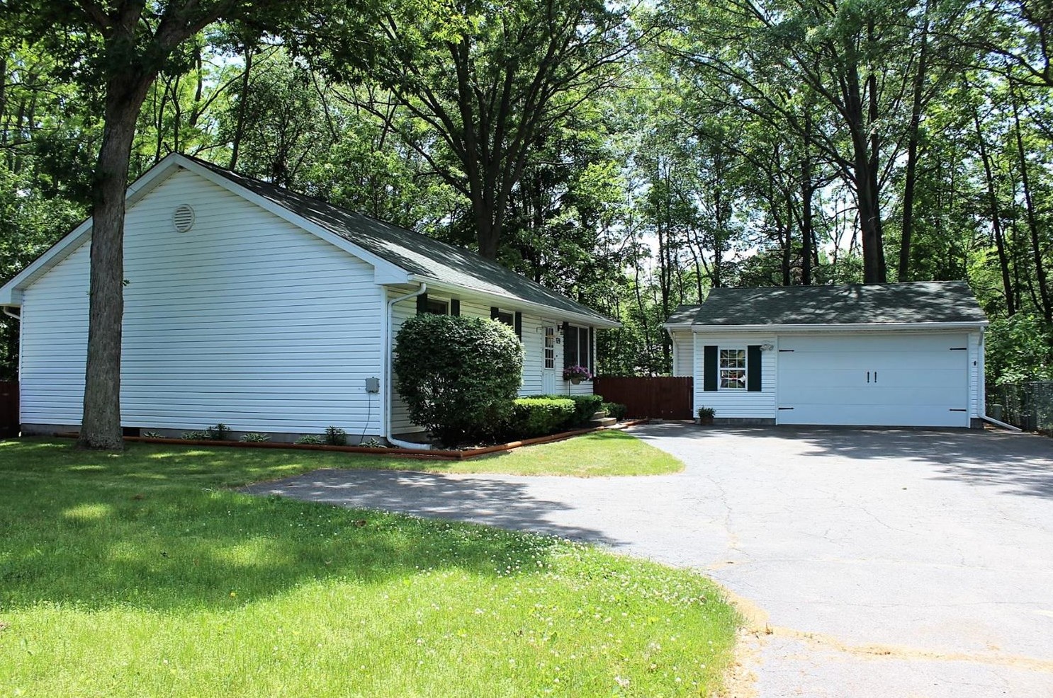 1128 Earl Rd, Michigan City, IN 46360-5918