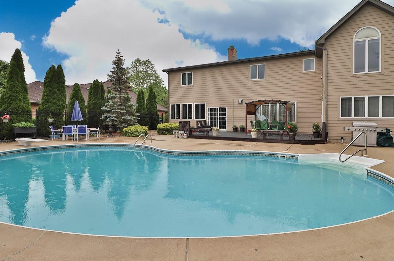 1423 Inverness Ln, Schererville IN  46375-2930 exterior