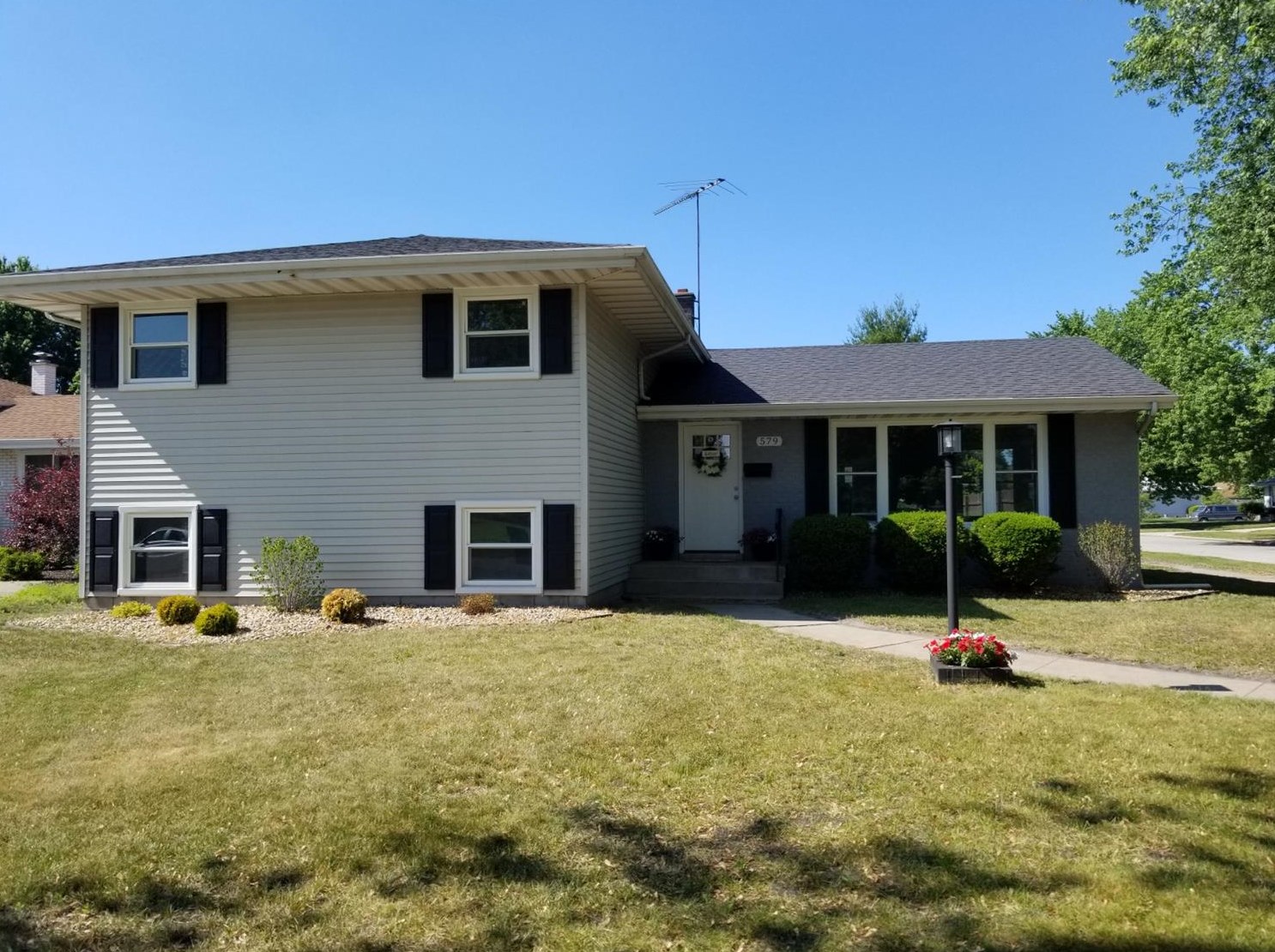579 Hickory Ln, Hammond, IN 46321