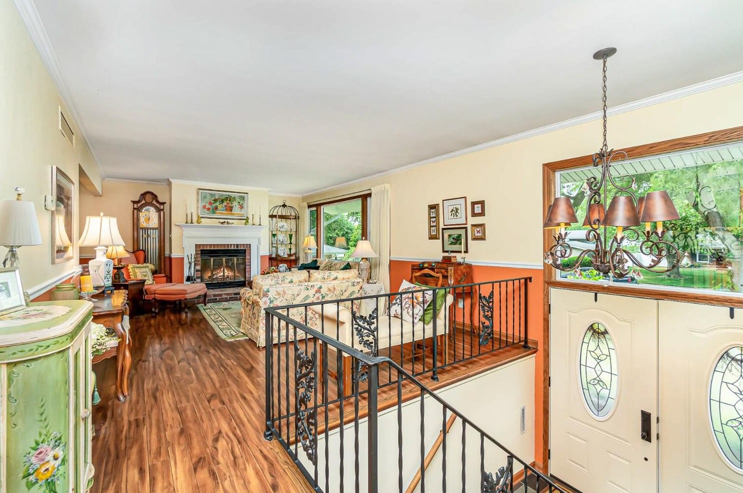 1324 Vivian Ln, Hammond, IN 46321