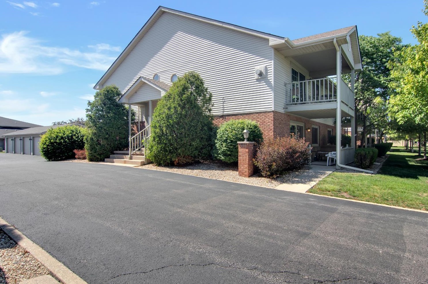 9746 Parkway Dr, Hammond, IN 46322