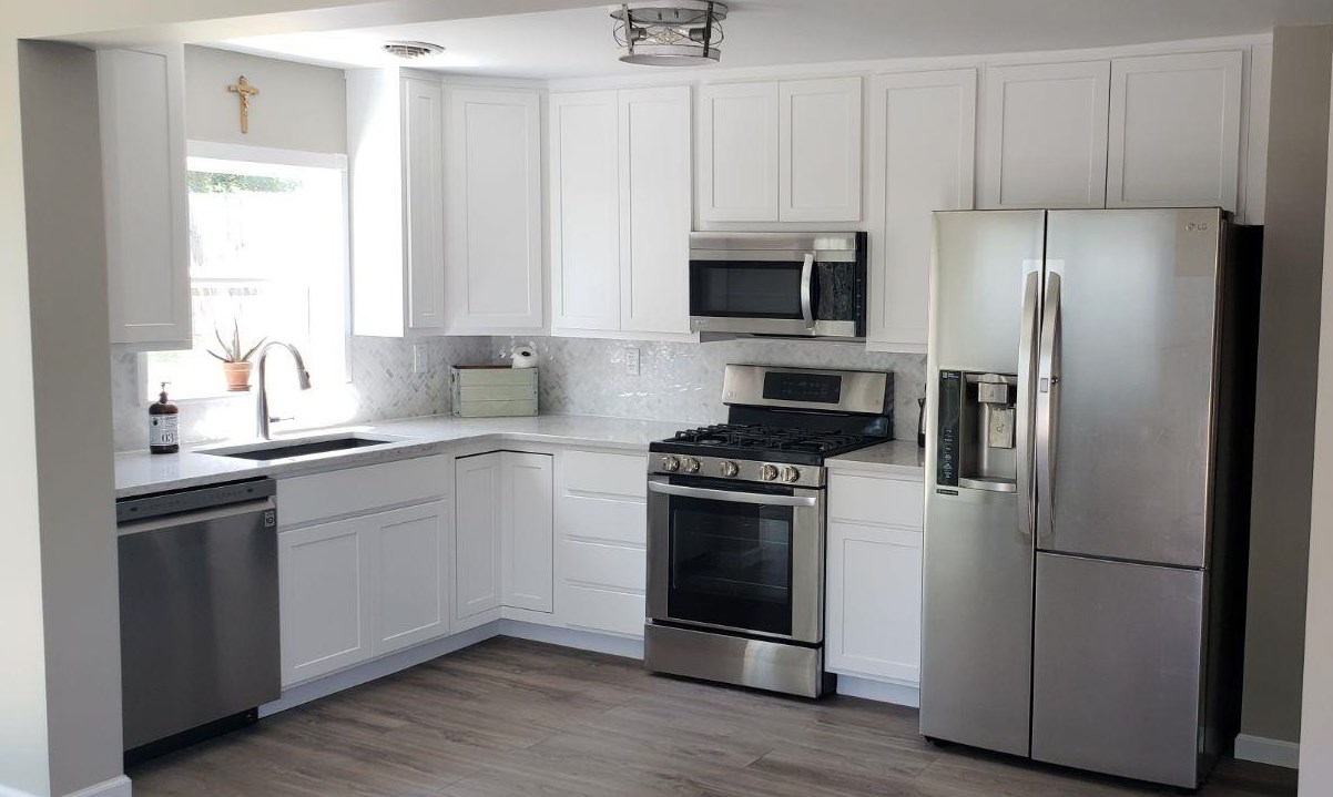 305 9th St, Demotte, IN 46310-9378