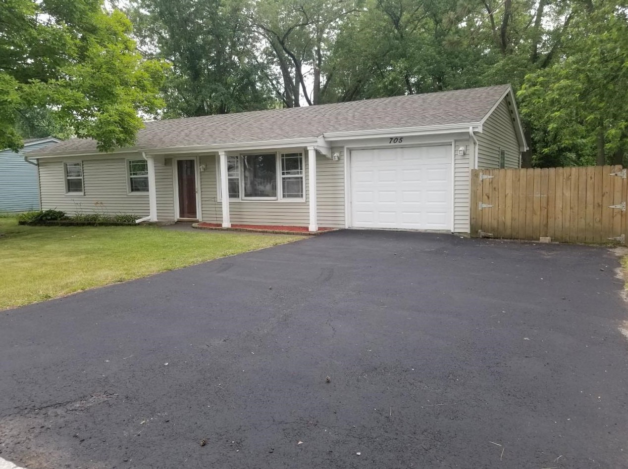 705 Sunset Dr, Kouts, IN 46347