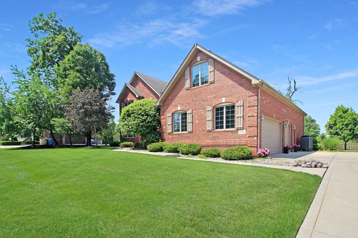 9786 Rambling Rose Ln, Dyer, IN 46373