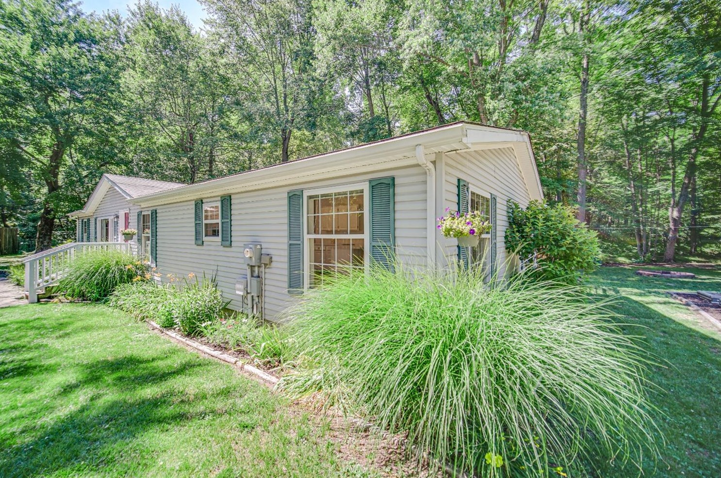 6444 Woodridge Dr, Michigan City, IN 46360-9659