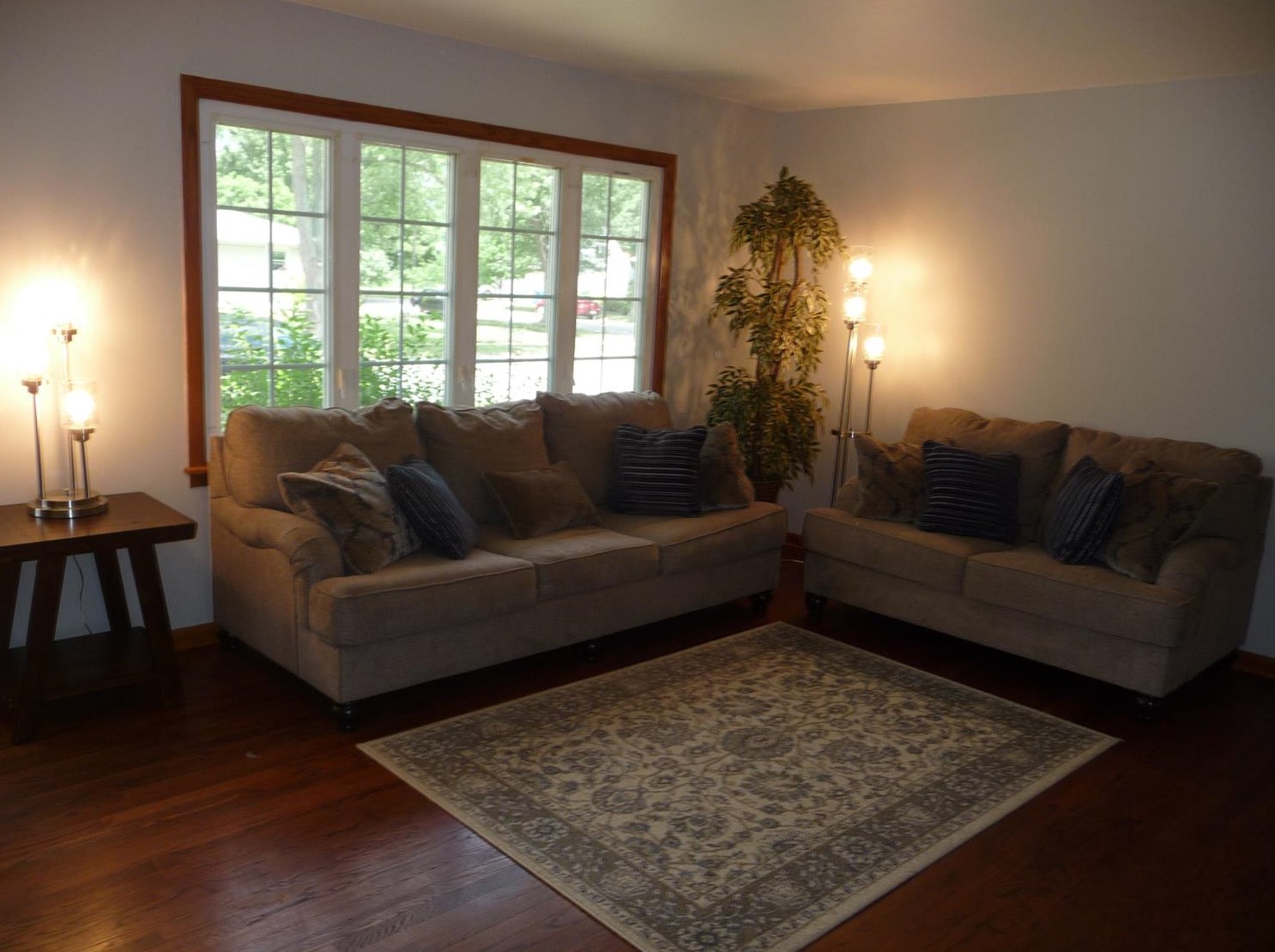 215 Manor Dr, Griffith, IN 46319-1645