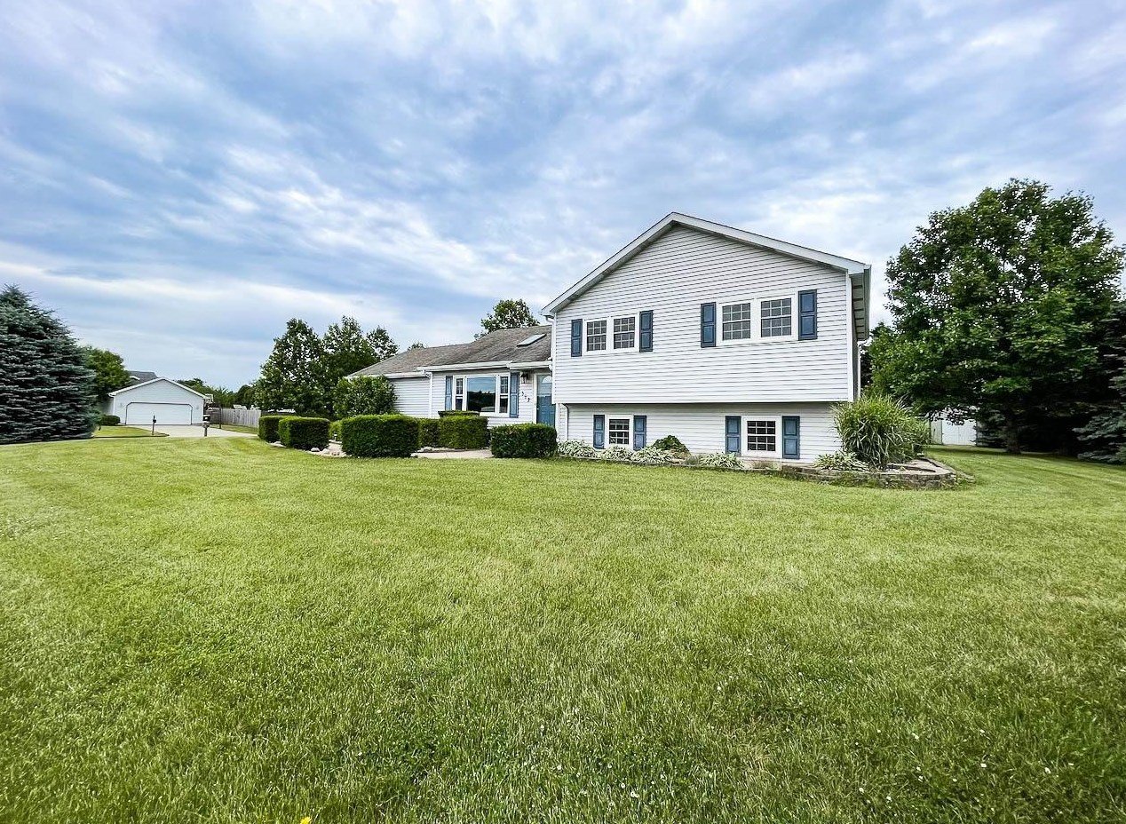 362 E Division Rd, Valpo, IN 46383