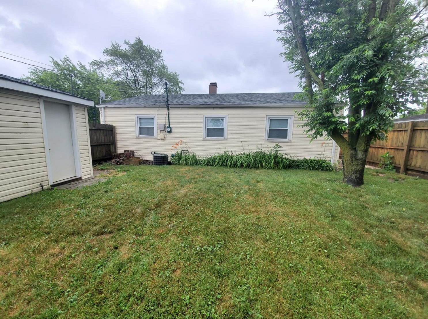 3901 Oak Crest Ln, Hammond, IN 46323