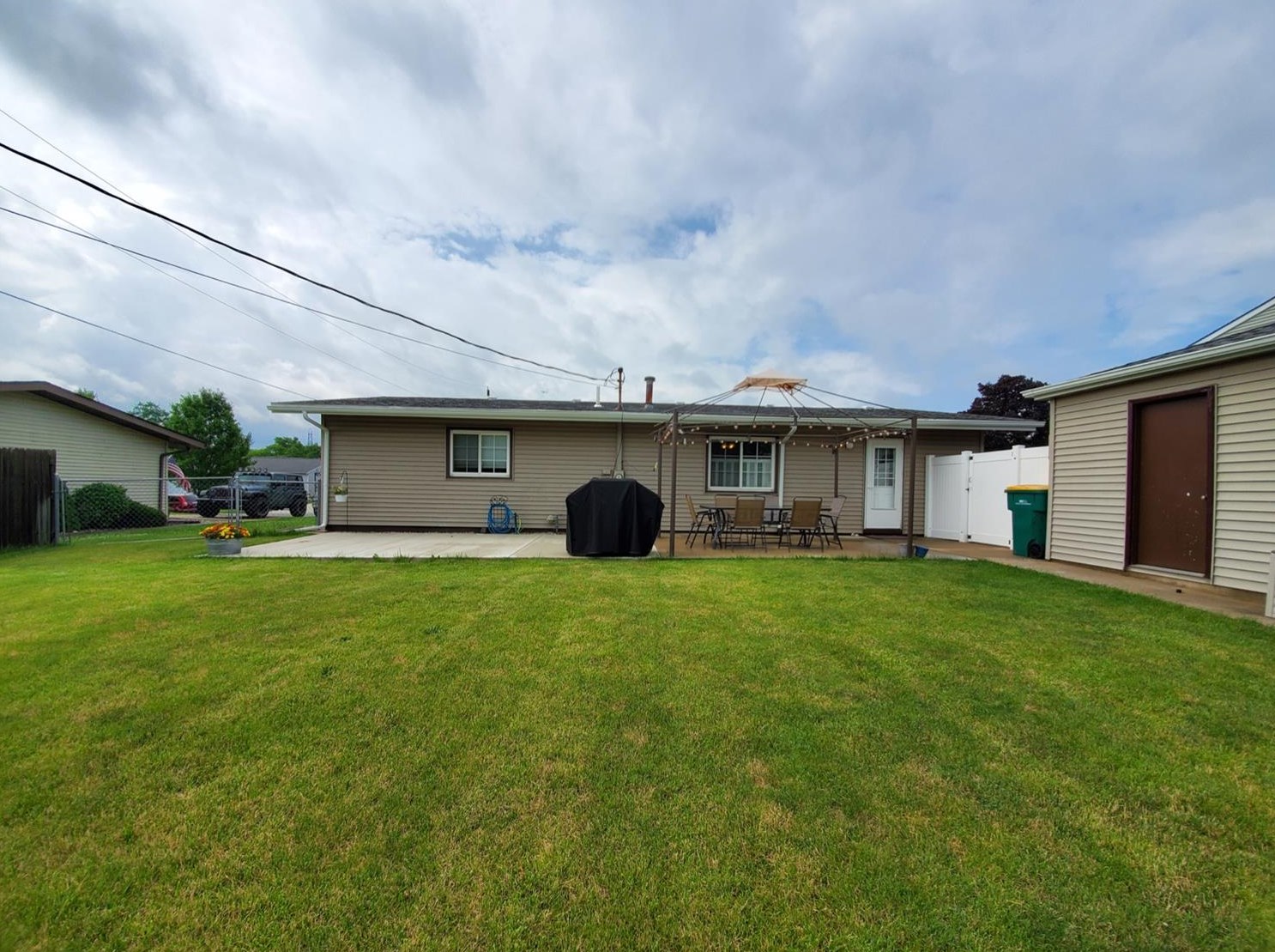 423 Saginaw Dr, Valpo IN 46385-8117 exterior