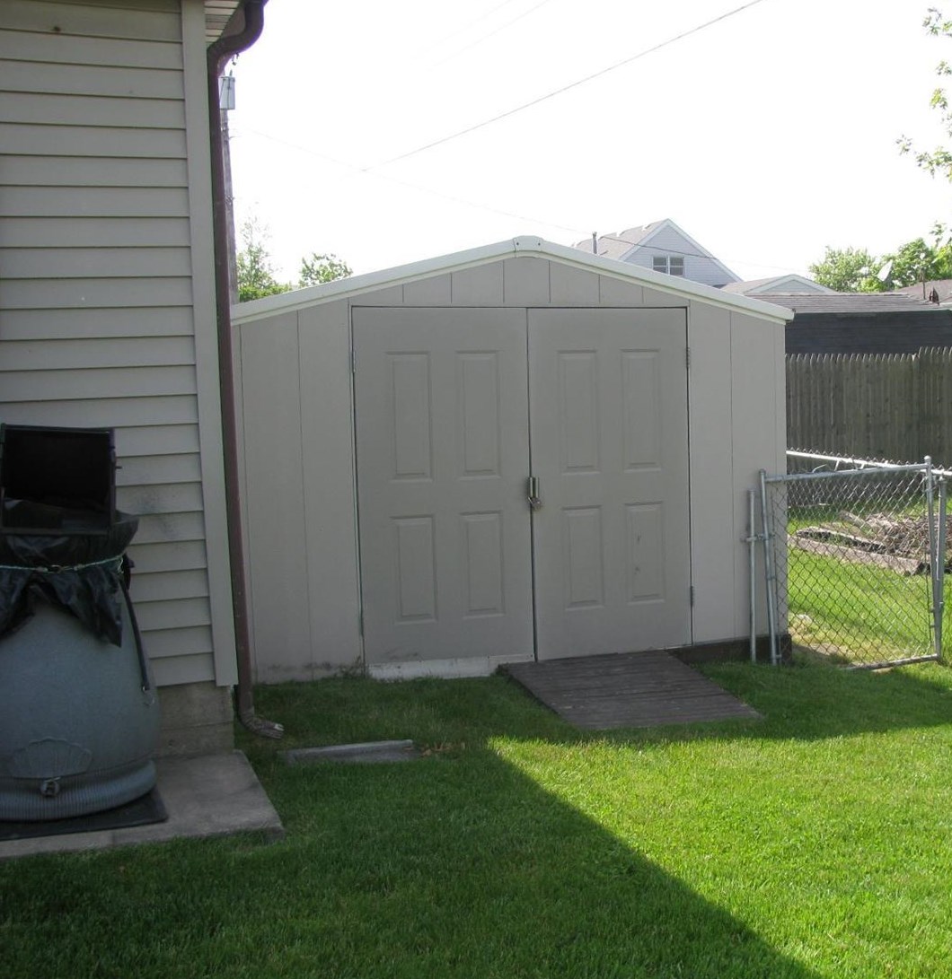 423 Saginaw Dr, Valpo IN 46385-8117 exterior