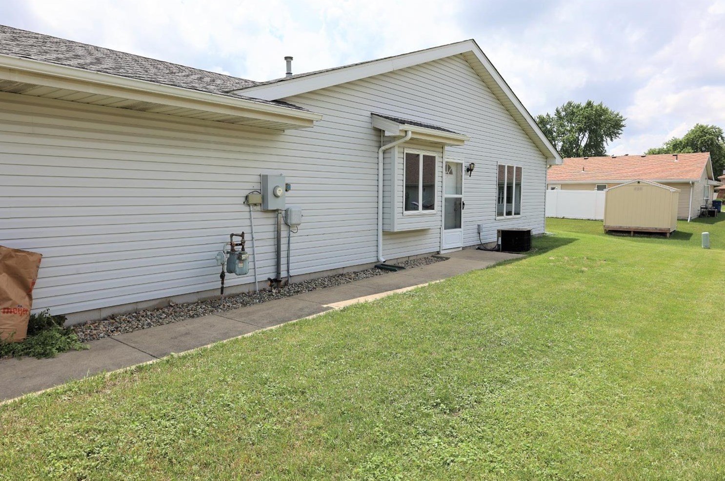 1098 Wildflower Ln, Dyer, IN 46311