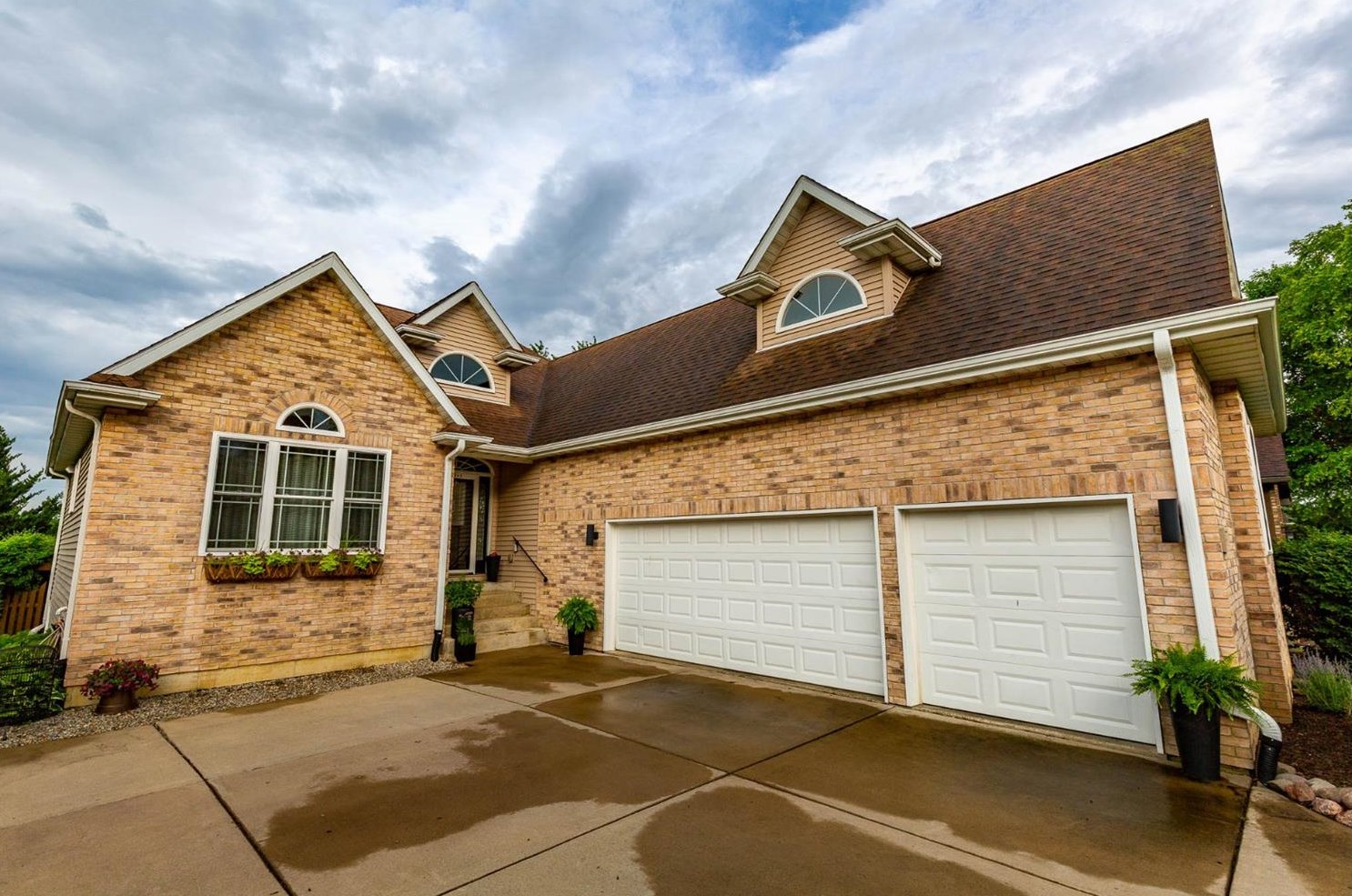 1069 Shoreline Rd, Crown Point, IN 46307