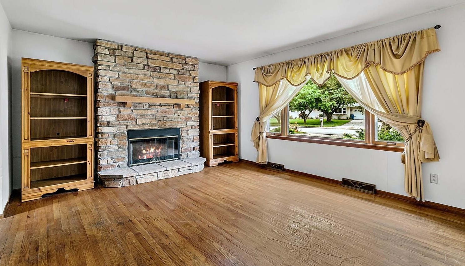 225 S Chase Dr, Crown Point, IN 46307