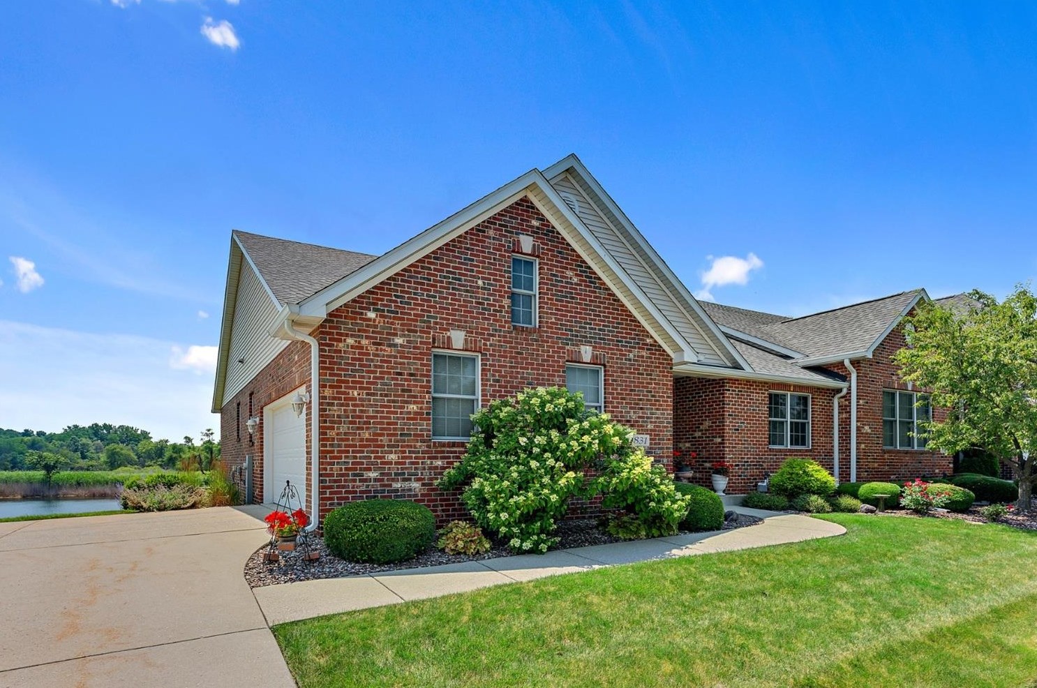 831 Shannon Dr, Crown Point, IN 46307