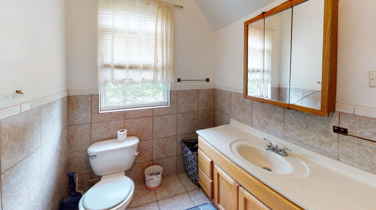 1575 Arthur Pl, Gary, IN 46404-2716