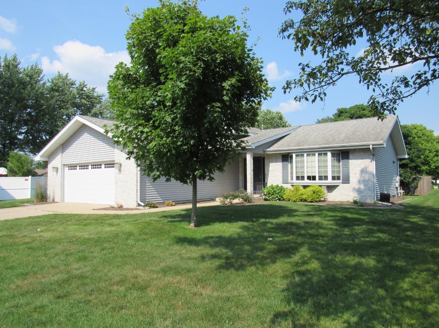 731 Oriole Ct, Griffith, IN 46319-3747