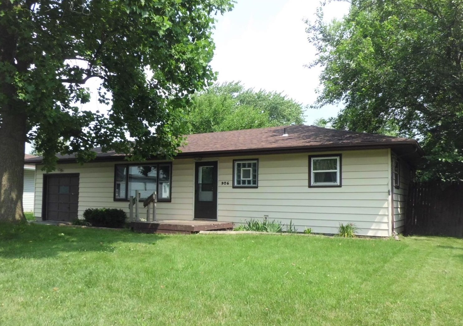 906 W 39th Ave, Hobart, IN 46342