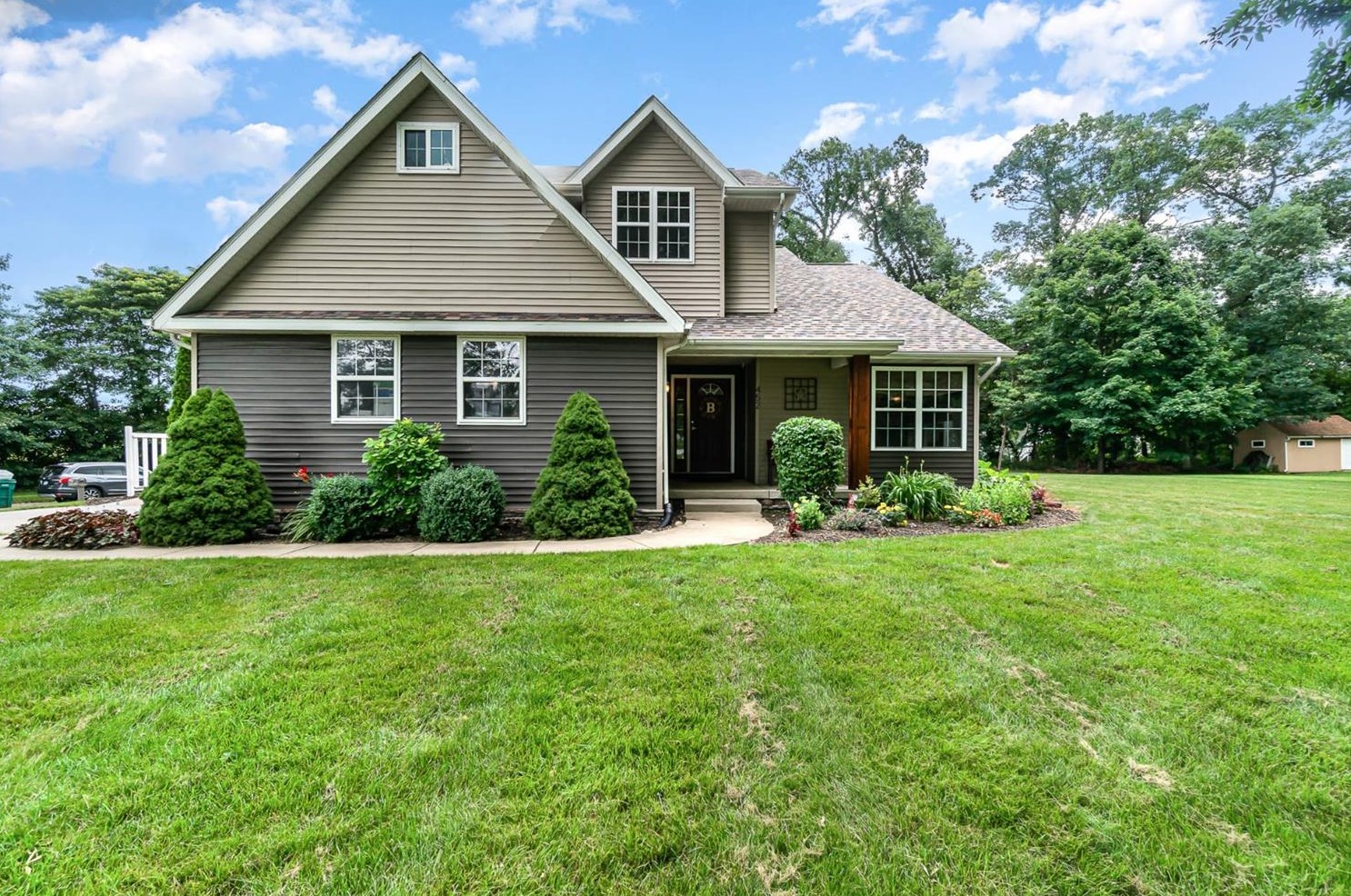 452 Oak Hollow Dr, Valpo, IN 46383