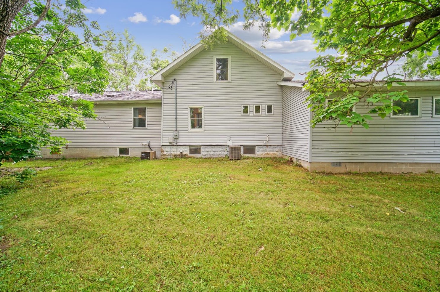 1350 Waverly Rd, Porter, IN 46304