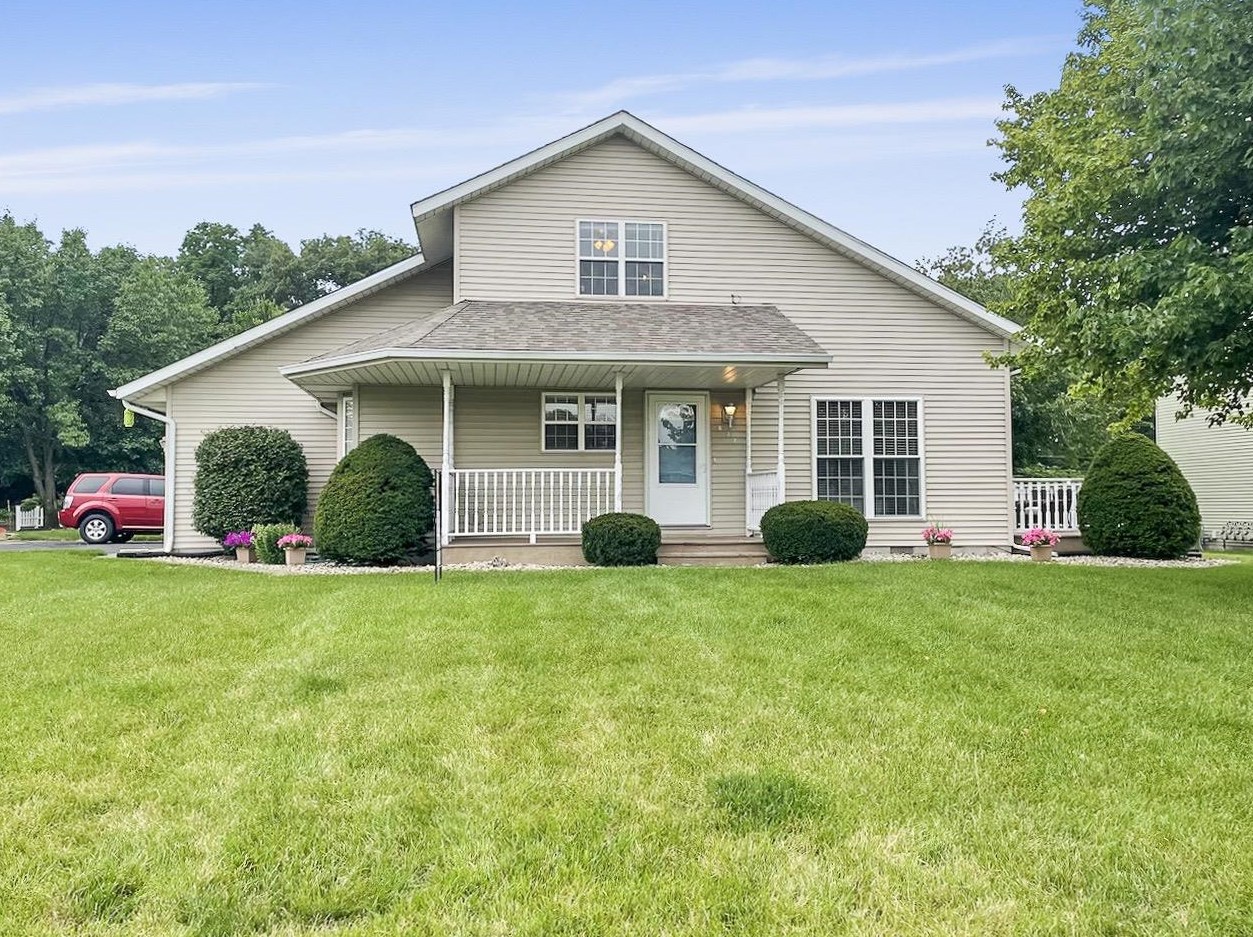 832 8th Pl, Demotte, IN 46310-8244