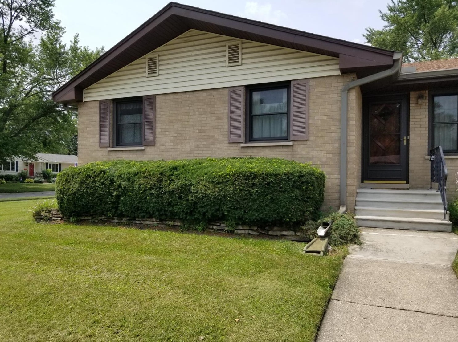 1221 Vivian Ln, Hammond, IN 46321