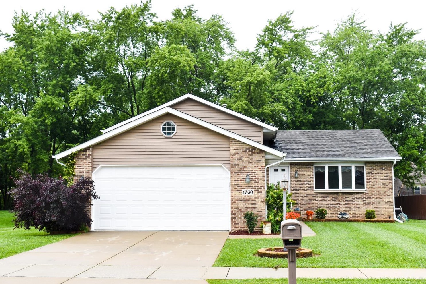 1660 Cooke St, Hobart, IN 46342