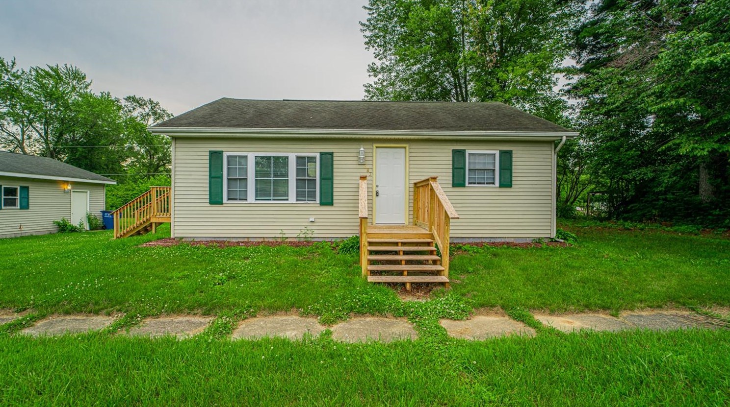 383 Evanston Rd, Kingsford Heights, IN 46346-3316