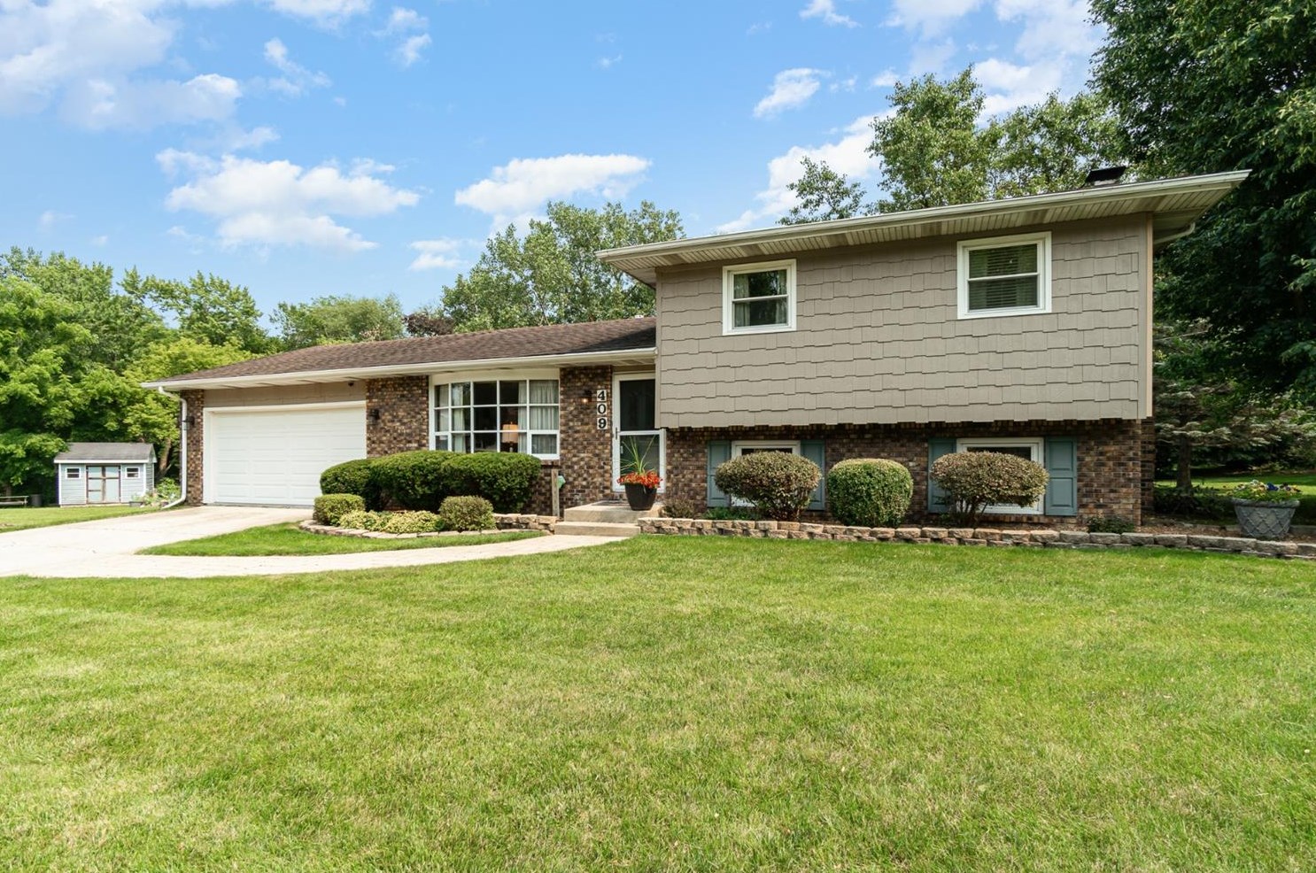 409 W Summit Ct, Crown Point, IN 46307