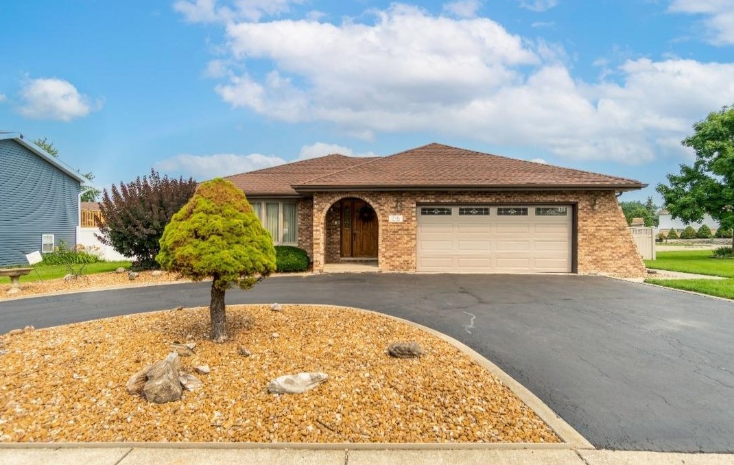 1015 Arrowhead Dr, Dyer, IN 46311